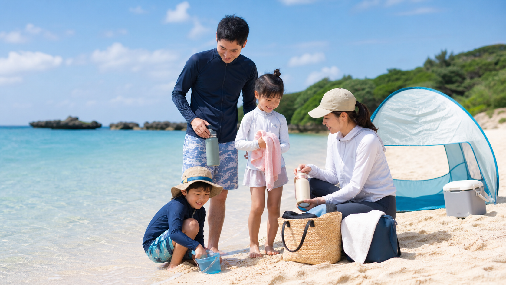 沖縄の浅瀬で日差し対策と水分補給をしながら海遊びの準備をする家族