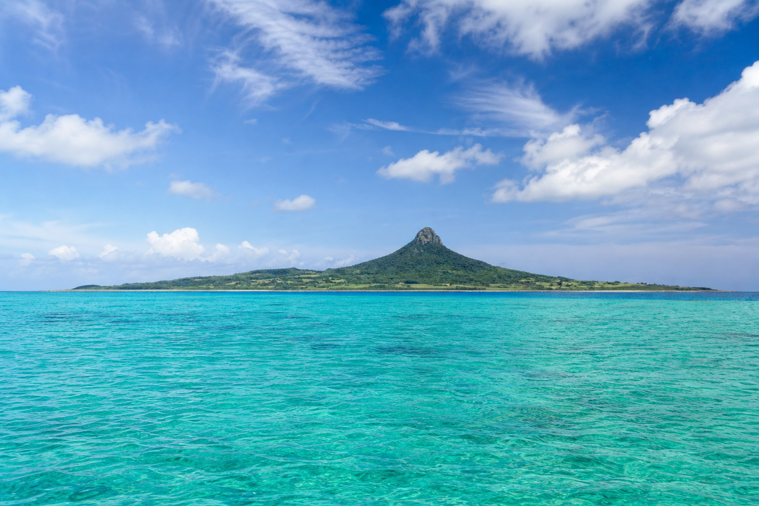 本部町の海の向こうに平たい伊江島と尖った城山が見える沖縄の風景